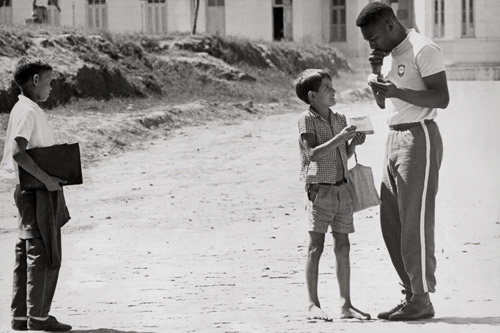 Pelé e os meninos na concentração em Lambari