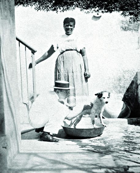Luciano Ferrez dando banho em seu cachorro Peri